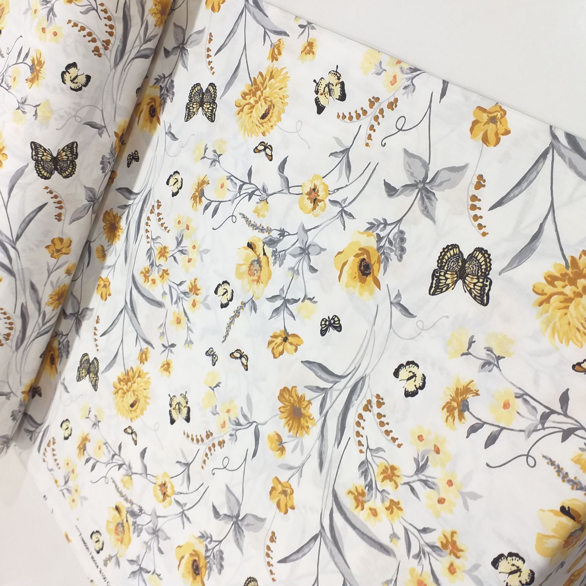 Kelebek ve Çiçek Desenli Poplin Kumaş